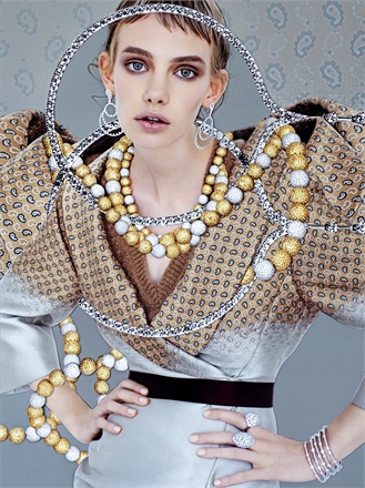 White gold earrings, bracelet and rings with diamonds. Crivelli. Necklace with diamonds and yellow sapphires. Fraleoni. 