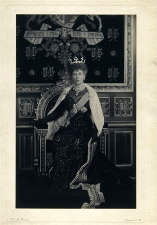 The Queen Mary, wife of King George V - She manteined a special relationship with Cartier.